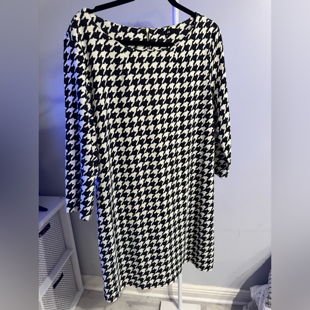 H&M Black and White Houndstooth Long Sleeve Dress